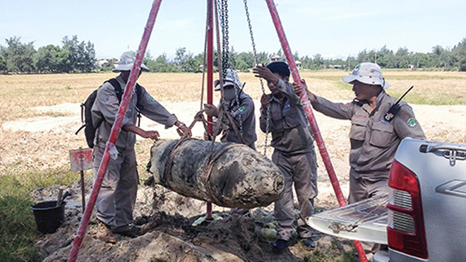 Quả bom nặng 340kg được vận chuyển lên xe về bãi nổ tập trung. Ảnh: Lê Xuân Tùng/RENEW-NPA