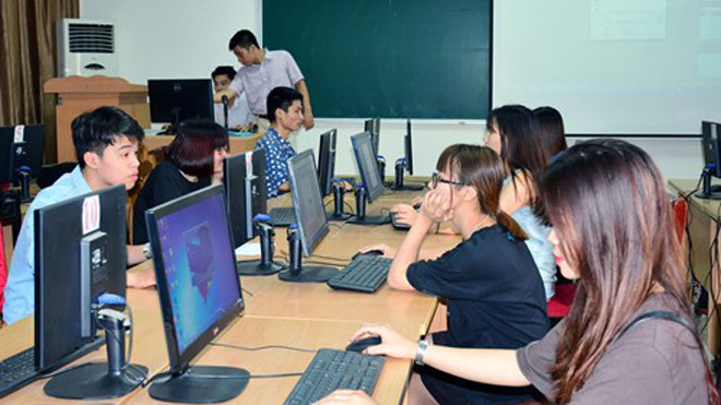 Sinh viên Khoa Báo chí làm quen với khâu xuất bản tại phòng thực hành xuất bản báo in. Ảnh: Duy Văn.