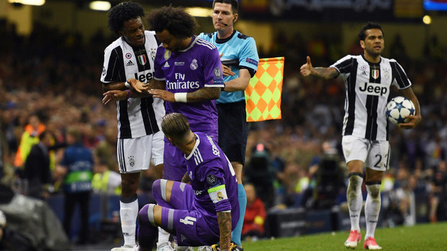 Sergio Ramos bị chỉ trích vì ăn vạ trong tình huống Cuadrado nhận thẻ vàng thứ hai rời sân