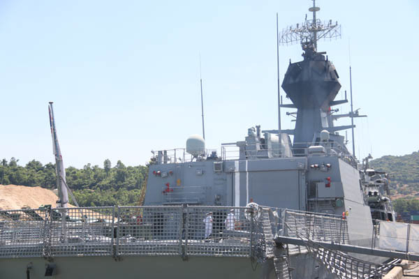 Tàu HMAS Ballarat (FFH 155) tại cảng Tiên Sa