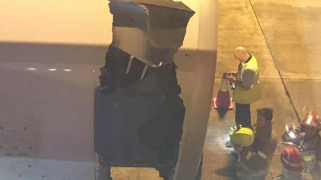 Lỗ hổng lớn trên vỏ động cơ máy bay. Ảnh: SCMP