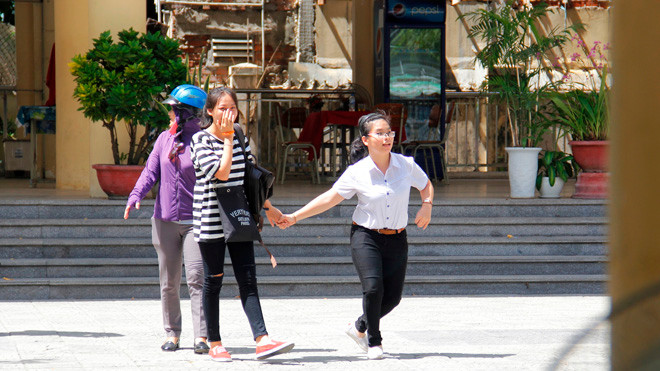 Dù bị khuyết tật đôi chân, 12 năm qua Hạnh vẫn quyết tâm đến trường đều đặn, bình thường như các bạn khác. Ảnh: Thanh Trần. 