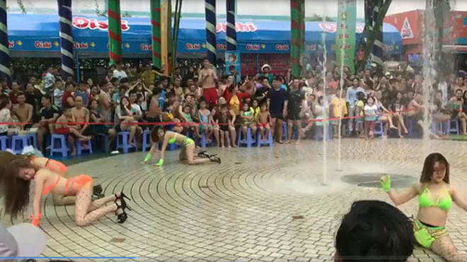 Hình ảnh múa phản cảm ở công viên Đầm Sen gây phản ứng trong dư luận (Ảnh được cắt ra từ clip).