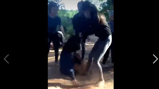 Nữ sinh Q. bị đánh hội đồng đến thủng màng nhĩ. Ảnh cắt từ clip.