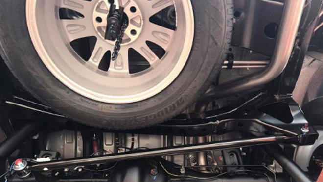 Vì sao ô tô dễ bị lật khi lắc ngang đuôi xe đi qua đường xóc?