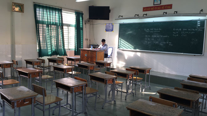 Dù phòng thi này thí sinh Phạm Ngọc Duy Hoàng không đến dự thi nhưng do có tên trong danh sách nên các cán bộ vẫn phải làm việc