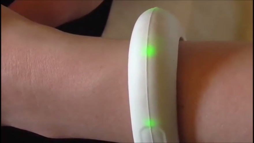 Vòng tay thông minh gọi 7 số điện thoại bằng một cú bấm