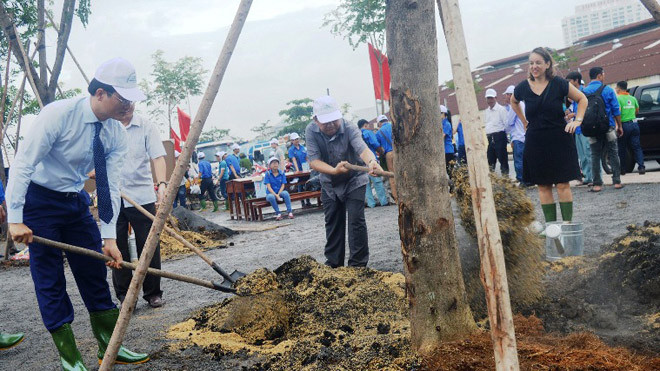 Lãnh đạo Sở GTVT TPHCM cùng thiếu nhi quận 2 trồng cây sáng 10/6.