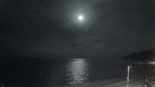 Cầu lửa sáng chói hơn Mặt Trăng rơi xuống vùng biển Anh