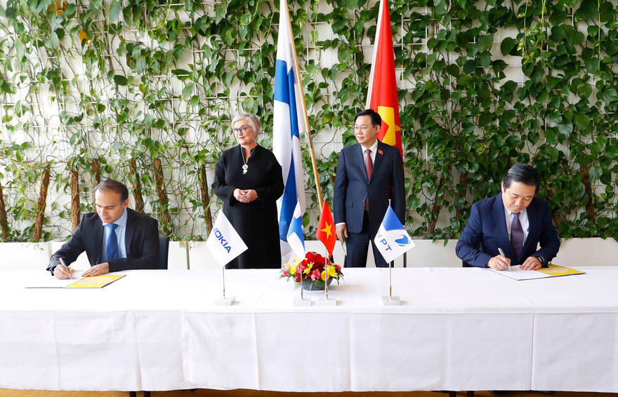 Tổng Giám đốc Tập đoàn VNPT Huỳnh Quang Liêm (bên phải ảnh) và Giám đốc công nghệ và chiến lược Tập đoàn Nokia Nishant Batra ký kết Thỏa thuận hợp tác. Ảnh: TTXVN 