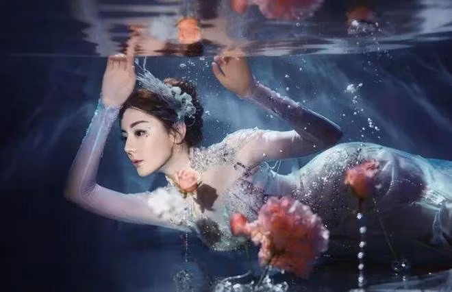 Địch Lệ Nhiệt Ba khiến khán giả 'nín thở' với tạo hình nàng tiên cá buổi dạ hội Tết Nguyên đán