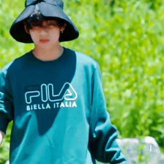 Đội ngược chiếc mũ, V (BTS) khiến fan nữ ngỡ ngàng vì chẳng tìm ra điểm nào bất hợp lý ảnh 1