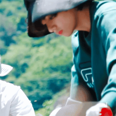 Đội ngược chiếc mũ, V (BTS) khiến fan nữ ngỡ ngàng vì chẳng tìm ra điểm nào bất hợp lý ảnh 2