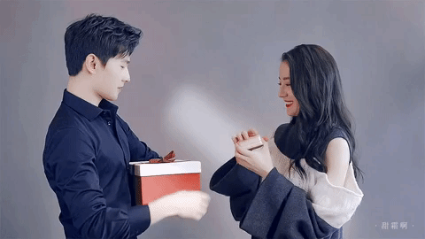 Số lần tương tác hiếm hoi ở ngoài đời của cả hai nam nữ chính nhưng vẫn rất ngọt ngào Dương Dương - Nhiệt Ba “phát đường” trong ngày đóng máy “Em Là Niềm Kiêu Hãnh Của Anh“ ảnh 1
