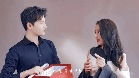 Được nam thần nắm tay thế này thì ai cũng cười tít mắt cả thôi Dương Dương - Nhiệt Ba “phát đường” trong ngày đóng máy “Em Là Niềm Kiêu Hãnh Của Anh“ ảnh 2