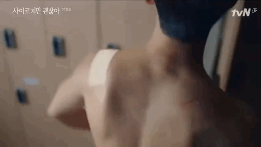 Netizen Trung "phát cuồng" với body sáu múi của Kim Soo Hyun trong phim “Điên Thì Có Sao?“ ảnh 2