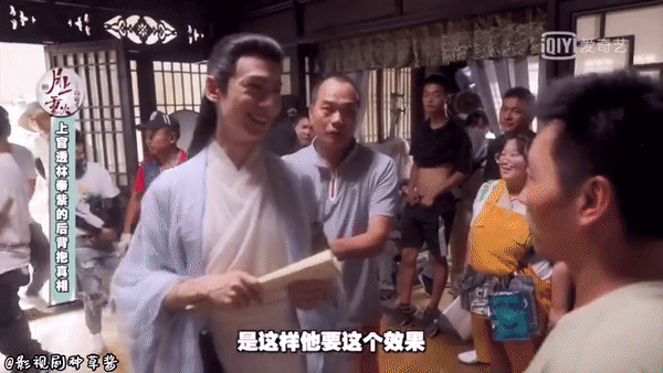 La Vân Hi bất lực khi bị đạo diễn “back hug” ở hậu trường “Nguyệt Thượng Trọng Hỏa“ ảnh 1