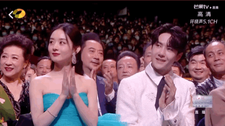 Triệu Lệ Dĩnh và Vương Nhất Bác ngồi kế nhau ở Kim Ưng, dân mạng réo “Chiếu phim lẹ đi!” ảnh 3