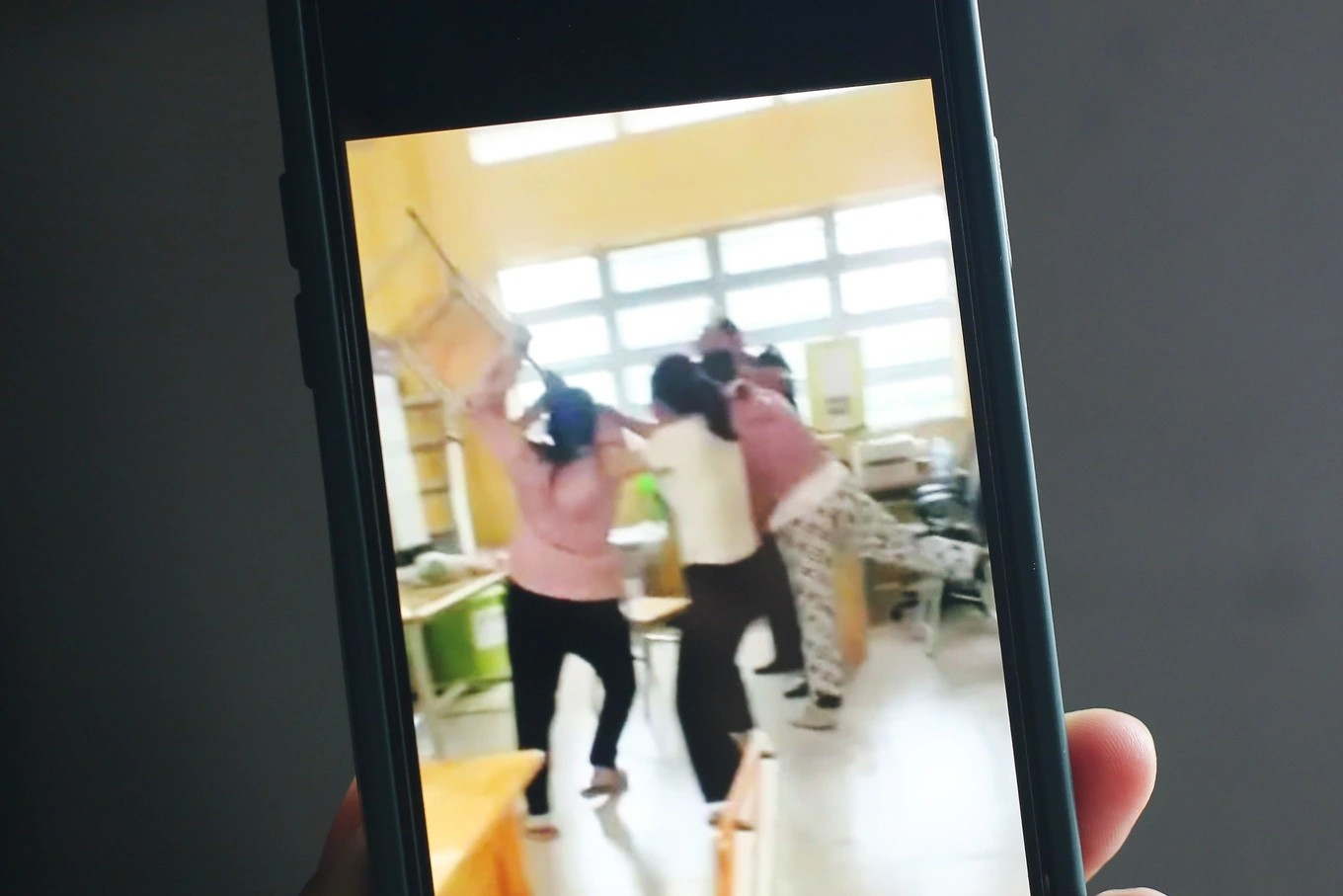 Mẹ nữ sinh L. và một người phụ nữ khác bức xúc tìm đến trường. 7f7a2982jpg-1761629461874.jpg