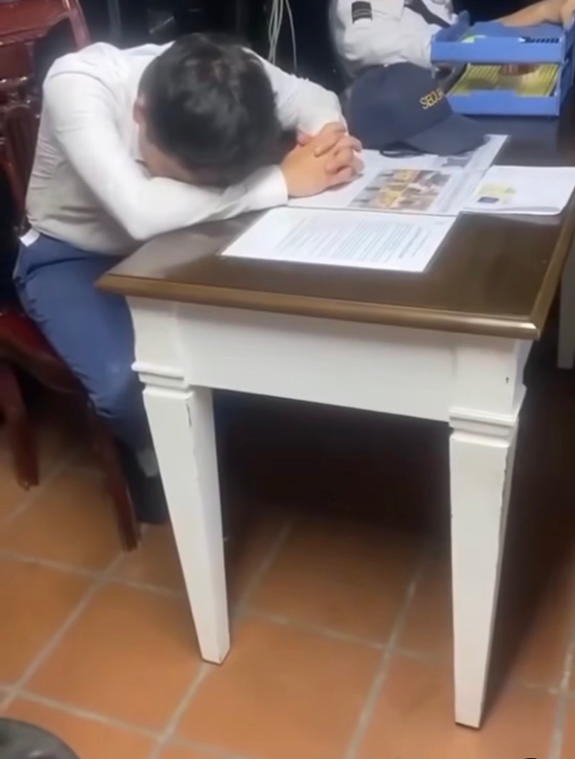 Sau khi được công an thông báo về việc gây tai nạn chết người, nam tài xế bật khóc và hối lỗi về hành vi của mình. (Ảnh cắt từ clip công an cung cấp cho báo chí) z6812644655087242e6664c2a01c334a81b9adab9b4f5ada-1752721056195-1752721056398993463959.jpg