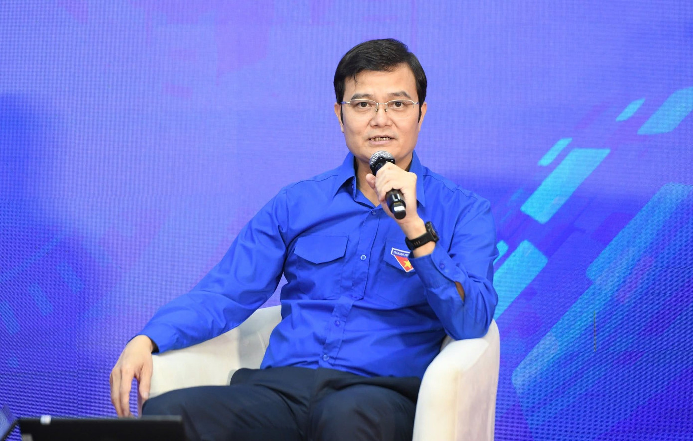 Đồng chí Bùi Quang Huy trả lời câu hỏi của các bạn trẻ.