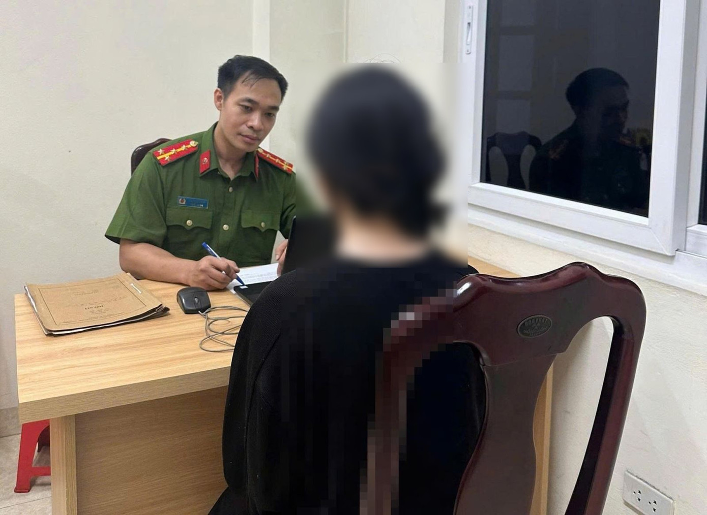 Nạn nhân trong vụ "bắt cóc online" tại cơ quan điều tra. a3461f3c5875d12b8864.jpg