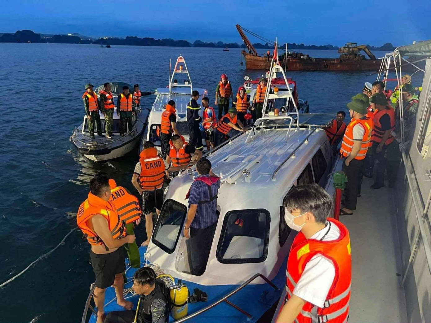 Lực lượng cứu hộ tìm kiếm các nạn nhân trong vụ lật tàu du lịch ở Hạ Long. (Ảnh: Quân đội Nhân dân) 518987171-1185697730257891-2685615565849991328-n.jpg