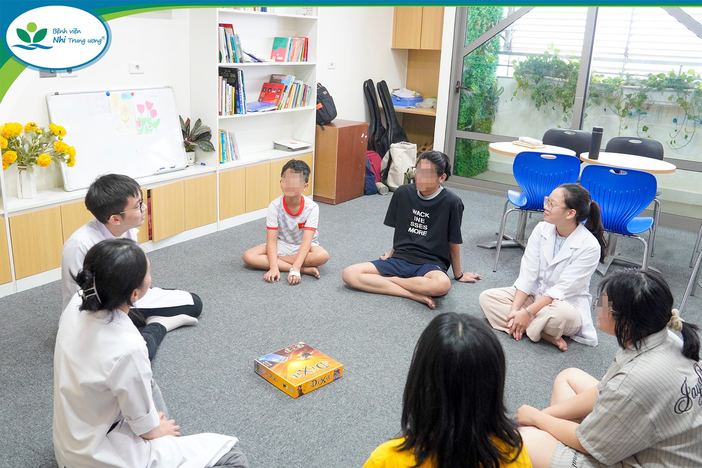 Em M. đang được các y bác sĩ chăm sóc sức khỏe tại Khoa sức khỏe vị thành niên. (Ảnh: Bệnh viện Nhi Trung ương) 519393971-759787269942027-1716014804360465881-n.jpg