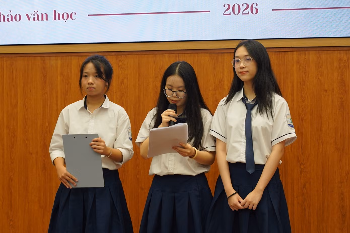 Các bạn học sinh thuyết trình về tham luận nghiên cứu của mình.