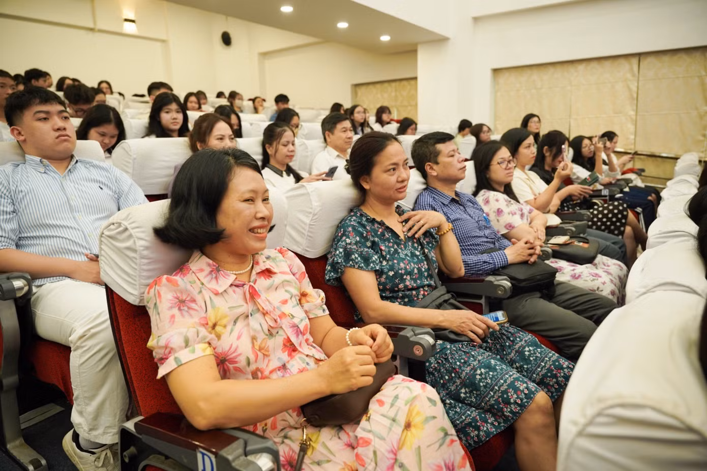 Các bậc phụ huynh cùng nhiều bạn học sinh đến từ các trường Chuyên khác trên địa bàn thành phố Hà Nội cùng tham dự và trải nghiệm hội thảo.