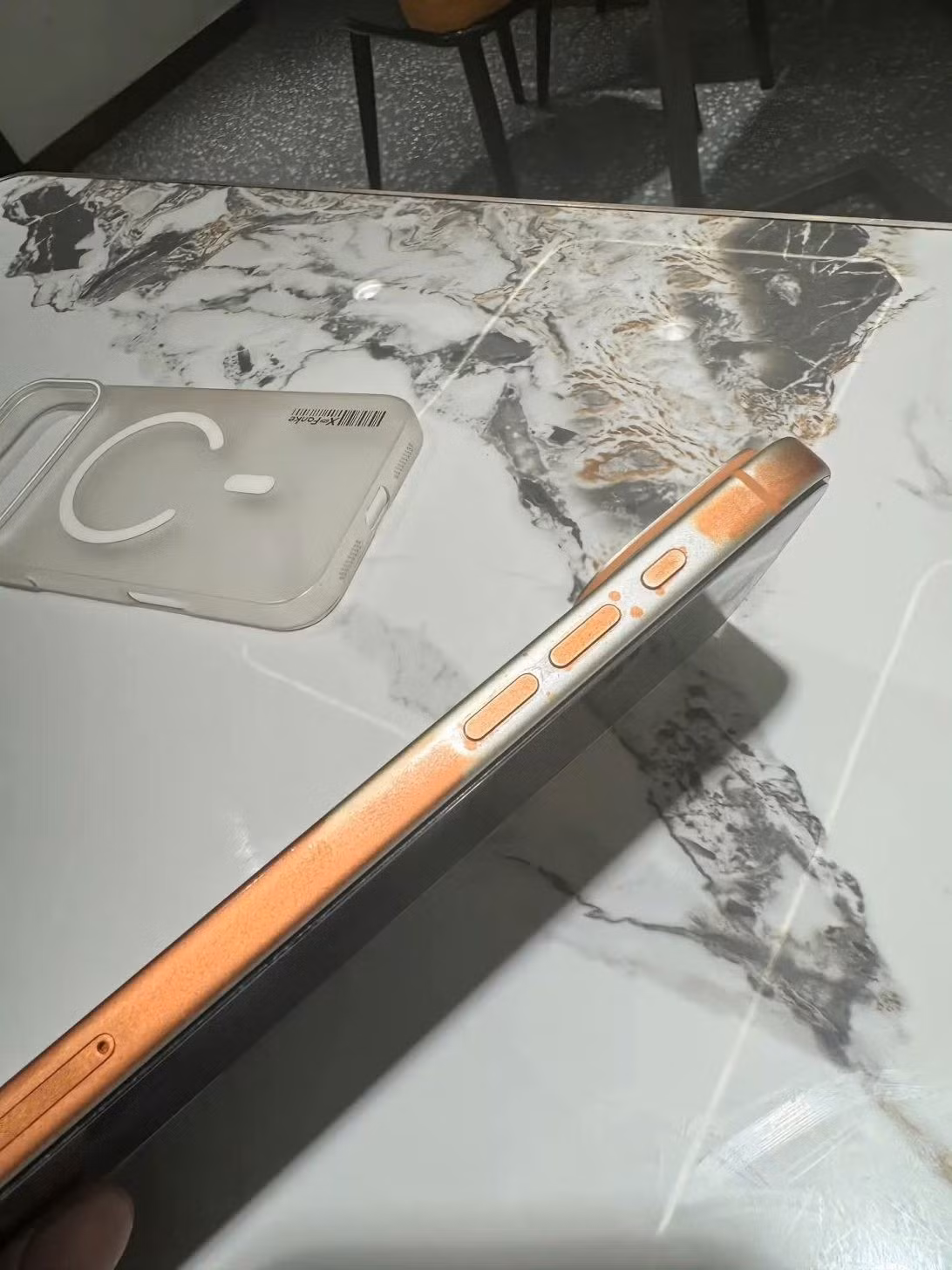 iphone-17-pro-max-paint-coming-off-by-using-wet-wipes-2-1092x1456.jpg