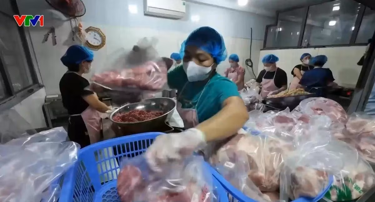 Nhiều mẫu thực phẩm đã được thu giữ để phục vụ giám định.