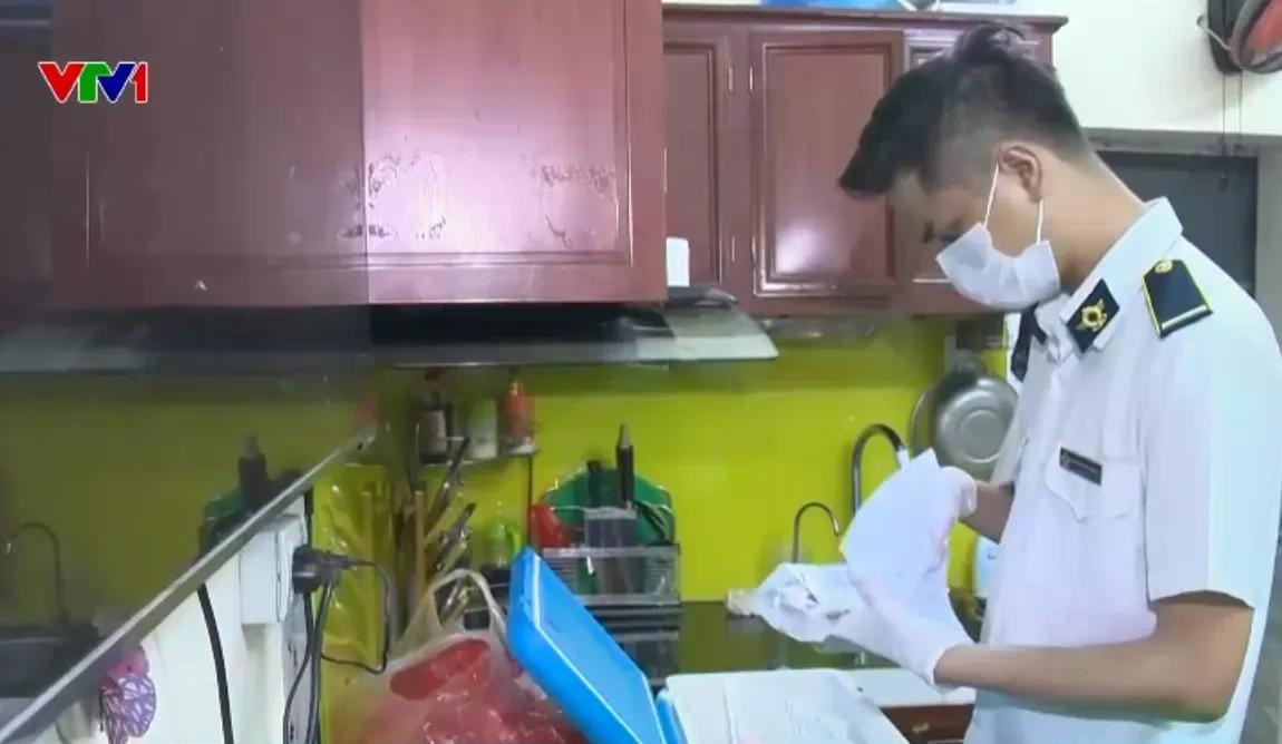 Lực lượng chức năng kiểm tra hồ sơ, chứng từ liên quan đến nguồn gốc thịt lợn.