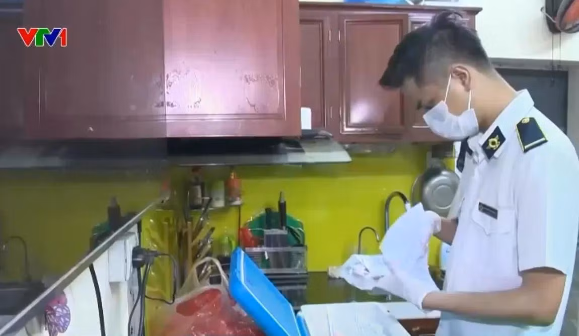 Lực lượng chức năng kiểm tra hồ sơ, chứng từ liên quan đến nguồn gốc thịt lợn.