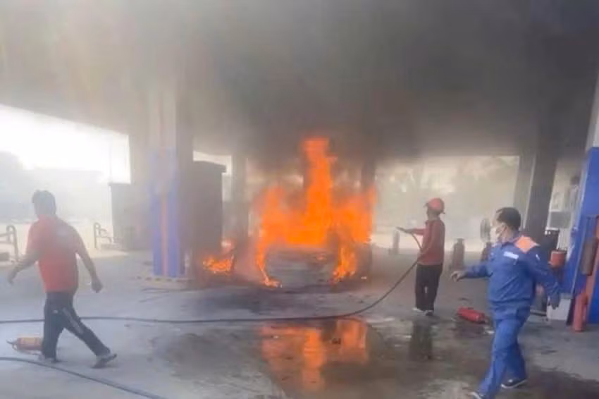Vụ cháy xe làm 2 người tử vong.