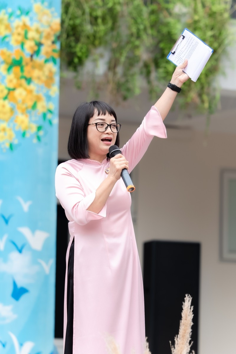 Cô giáo Ngô Phi Khanh - Hiệu trưởng nhà trường. batch-ltrn2238.jpg