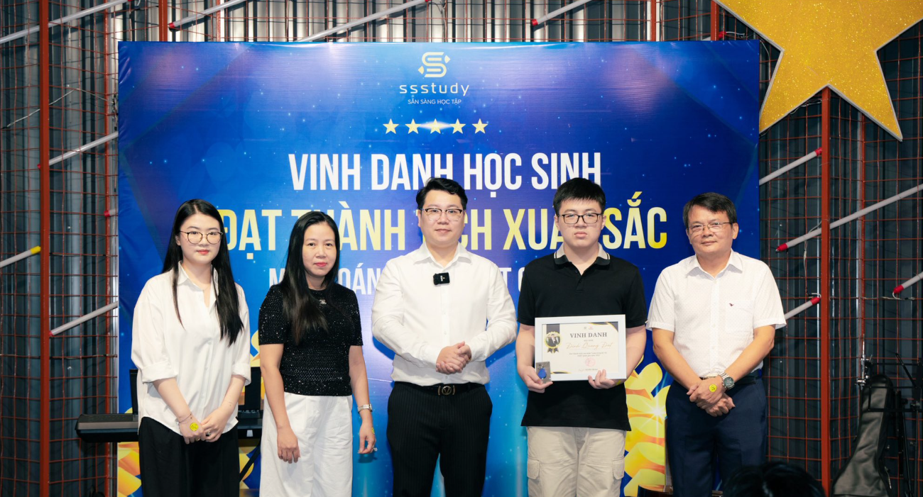 Hình ảnh: Em Quang Đạt cùng gia đình tại buổi lễ vinh danh 2025.