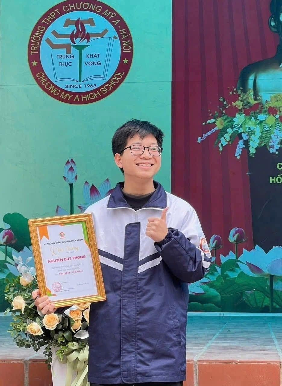 Nguyễn Duy Phong (học sinh lớp 12A5 Trường THPT Chương Mỹ A, Hà Nội) là 1 trong 8 thủ khoa khối A năm 2025 với tổng điểm 30. 518273461-1058186729829762-2117893065920851208-n.jpg