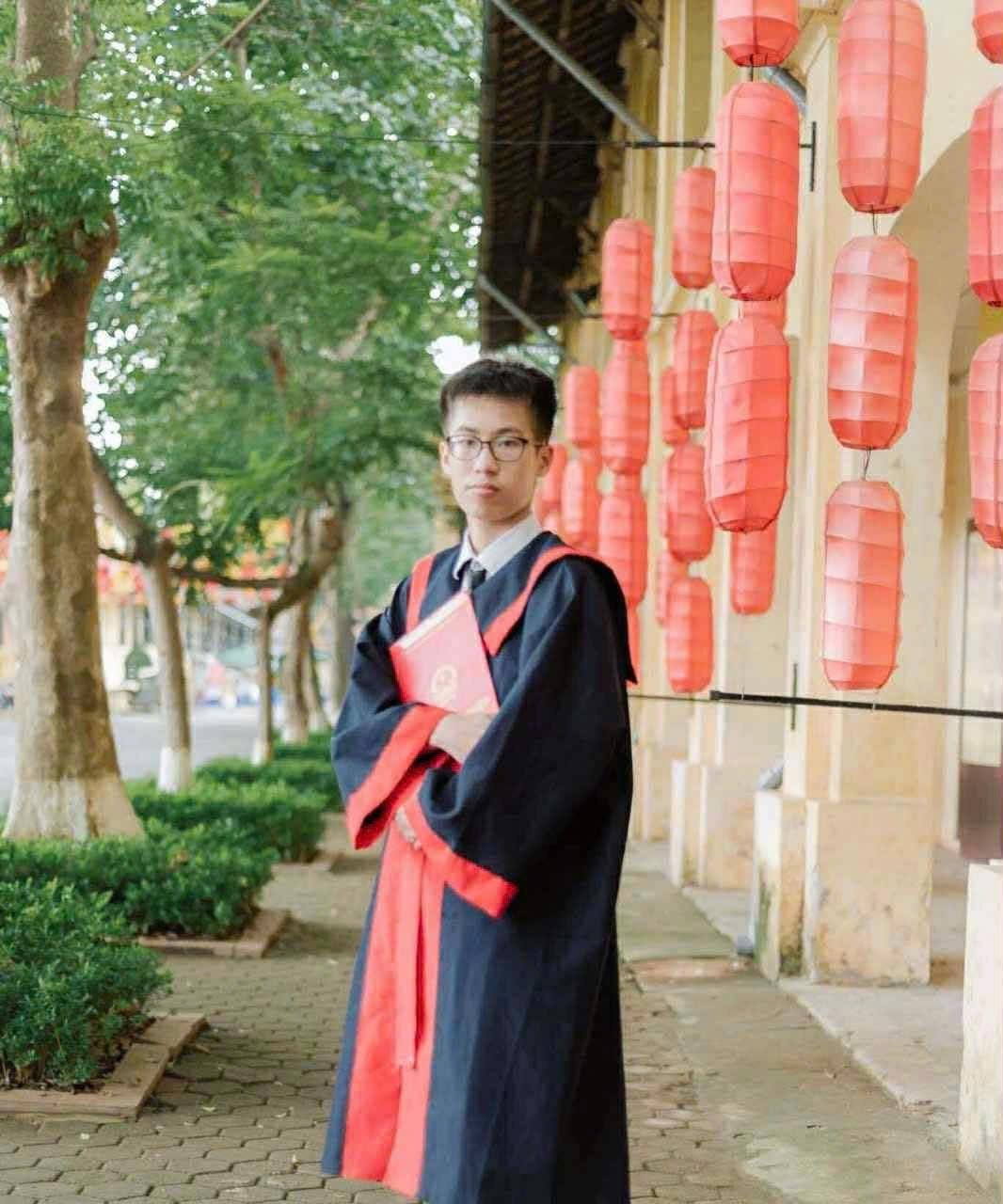Bạn Nguyễn Tự Quyết - trường THPT Nguyễn Gia Thiều (Hà Nội) cũng giành điểm số tuyệt đối với 3 điểm 10 ở ba môn thi Toán, Vật lí và Hóa học. 518271600-1058221933159575-5164986849871530780-n.jpg