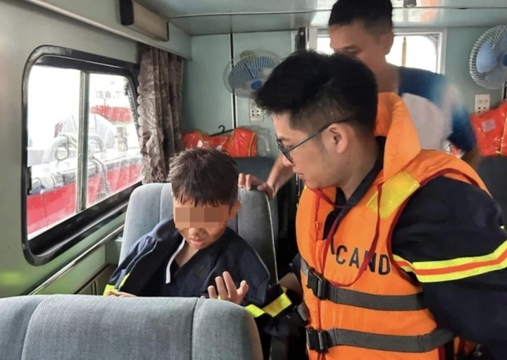 Em nhỏ 10 tuổi sống sót sau vụ lật tàu ở vịnh Hạ Long. (Ảnh: Công an tỉnh Quảng Ninh) lat-tau-11304376.jpg
