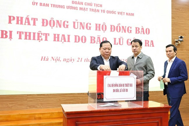 Ủy viên Bộ Chính trị, Bí thư Trung ương Đảng, Chủ tịch Ủy ban T.Ư MTTQ Việt Nam Bùi Thị Minh Hoài cùng các đại biểu chung tay ủng hộ đồng bào bị thiệt hại do bão lũ gây ra.