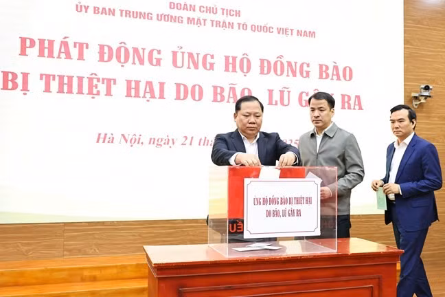 Ủy viên Bộ Chính trị, Bí thư Trung ương Đảng, Chủ tịch Ủy ban T.Ư MTTQ Việt Nam Bùi Thị Minh Hoài cùng các đại biểu chung tay ủng hộ đồng bào bị thiệt hại do bão lũ gây ra.