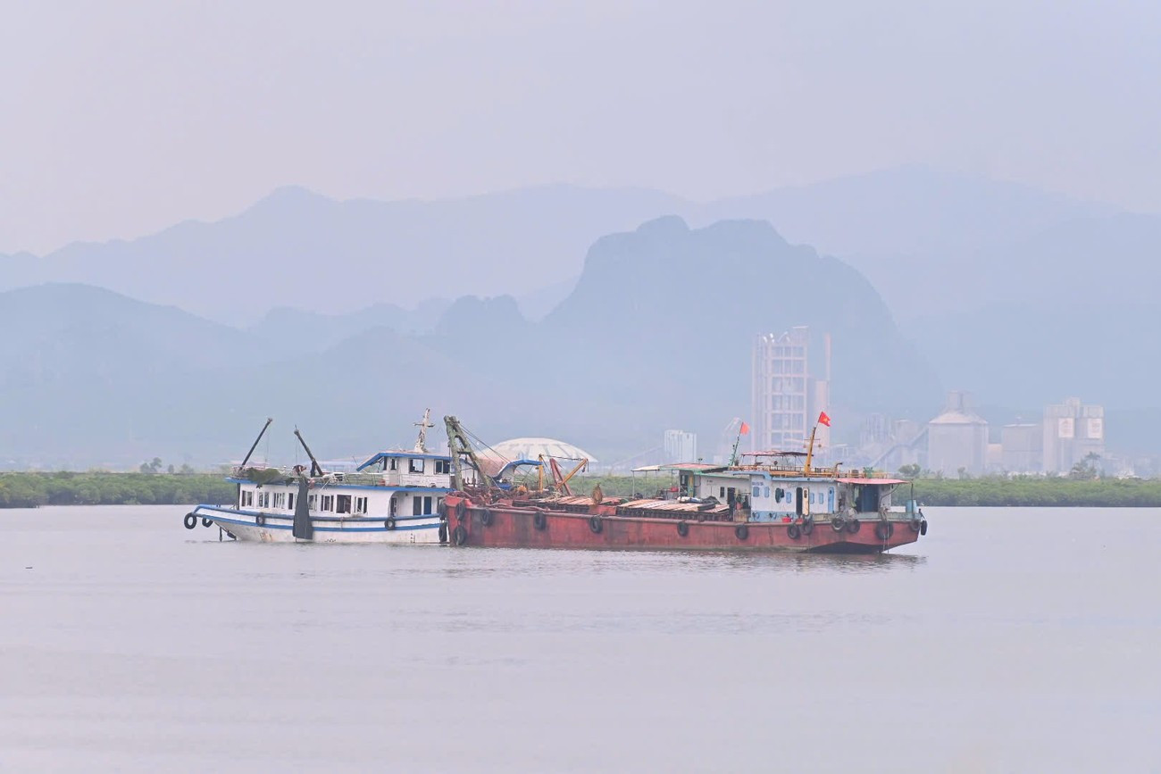 Đến 8h sáng ngày 21/7, tàu Vịnh Xanh 58 được lai dắt vào vịnh Cửa Lục. (Ảnh: Quốc Nam - Hoàng Dương/ TPO) 53d1060.jpg