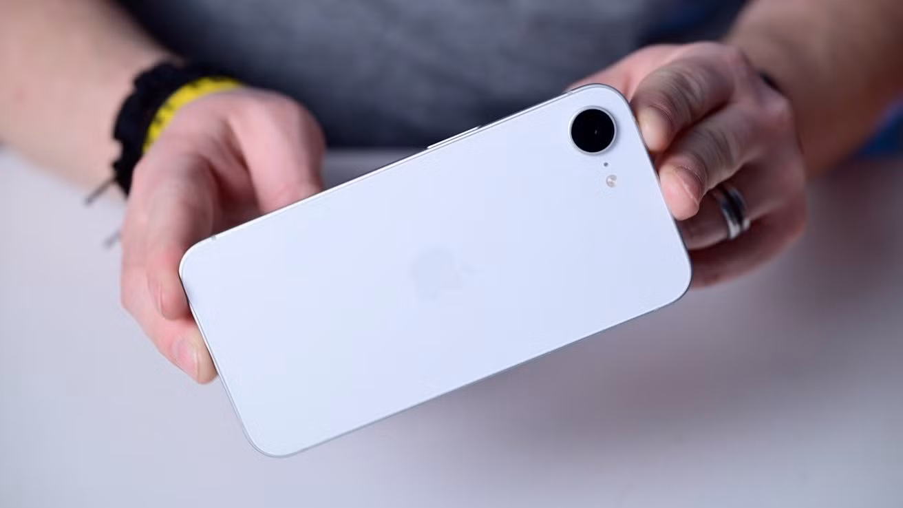 65329-136654-63739-132639-iphone-16e-in-hand-xl-xl.jpg