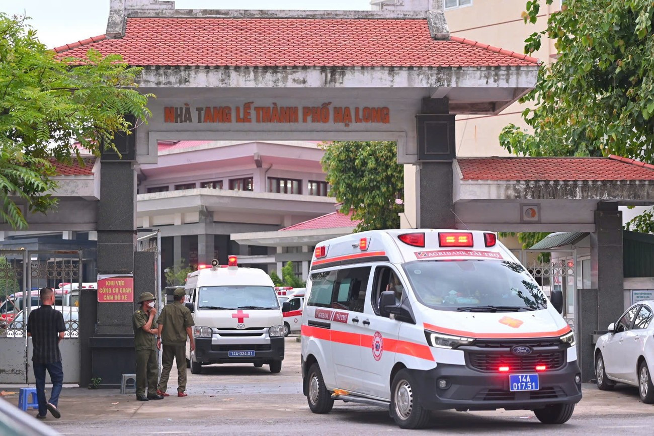 Xe cứu thương chở thi thể các nạn nhân về với gia đình. (Ảnh: Quốc Nam - Hoàng Dương/ TPO) d741.jpg