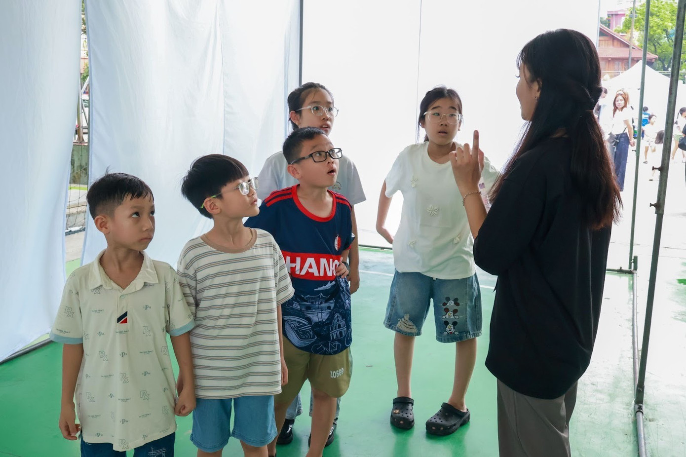 Các em nhỏ hào hứng trải nghiệm những hoạt động lý thú tại hội chợ.