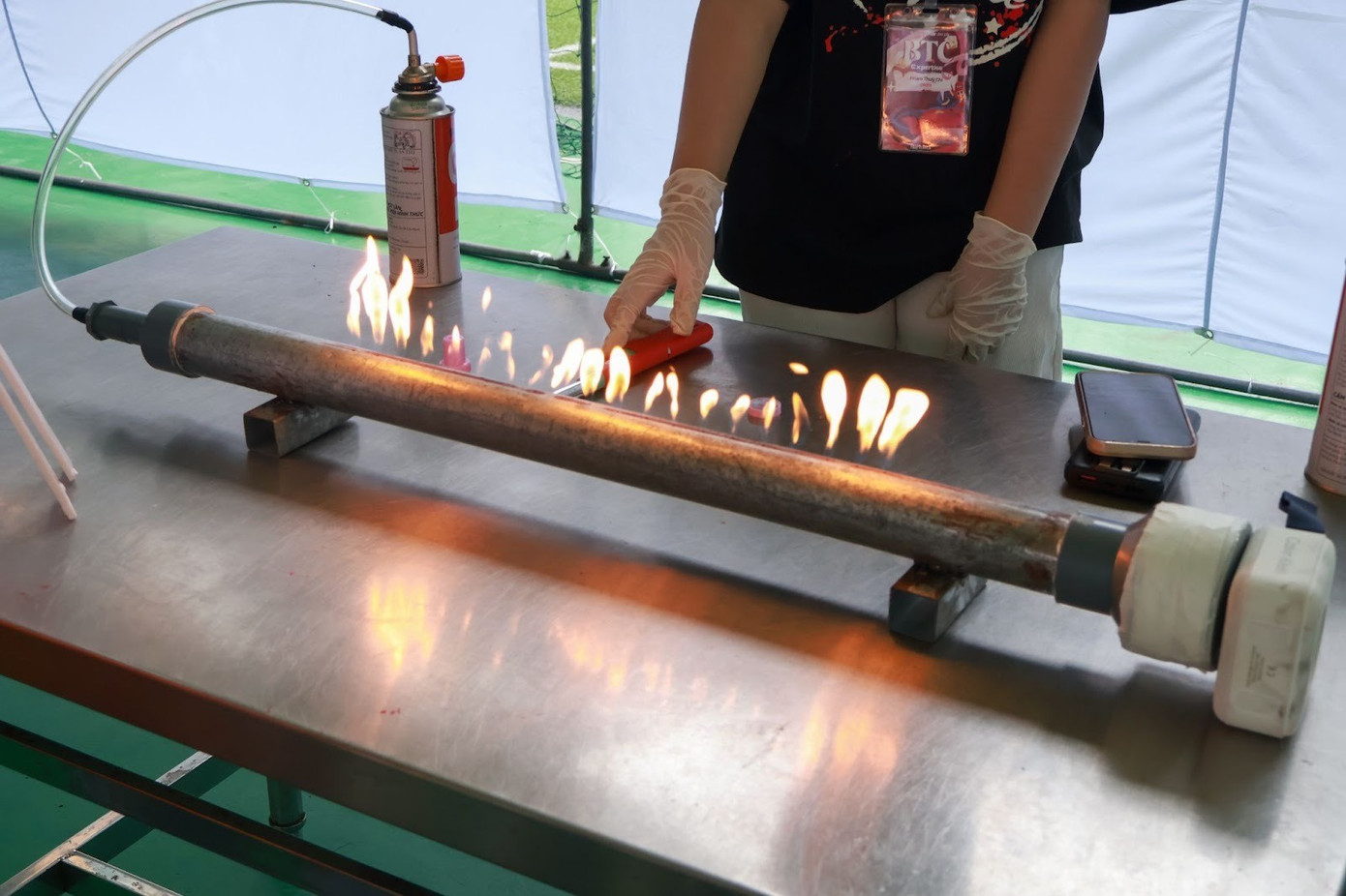 Từ những vật dụng thân thuộc trong cuộc sống, BTC đã xây dựng những thí nghiệm dễ hiểu để lý giải những nguyên lý khoa học tưởng như khô khan.