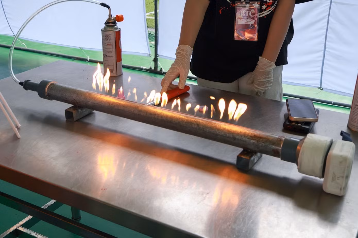 Từ những vật dụng thân thuộc trong cuộc sống, BTC đã xây dựng những thí nghiệm dễ hiểu để lý giải những nguyên lý khoa học tưởng như khô khan.