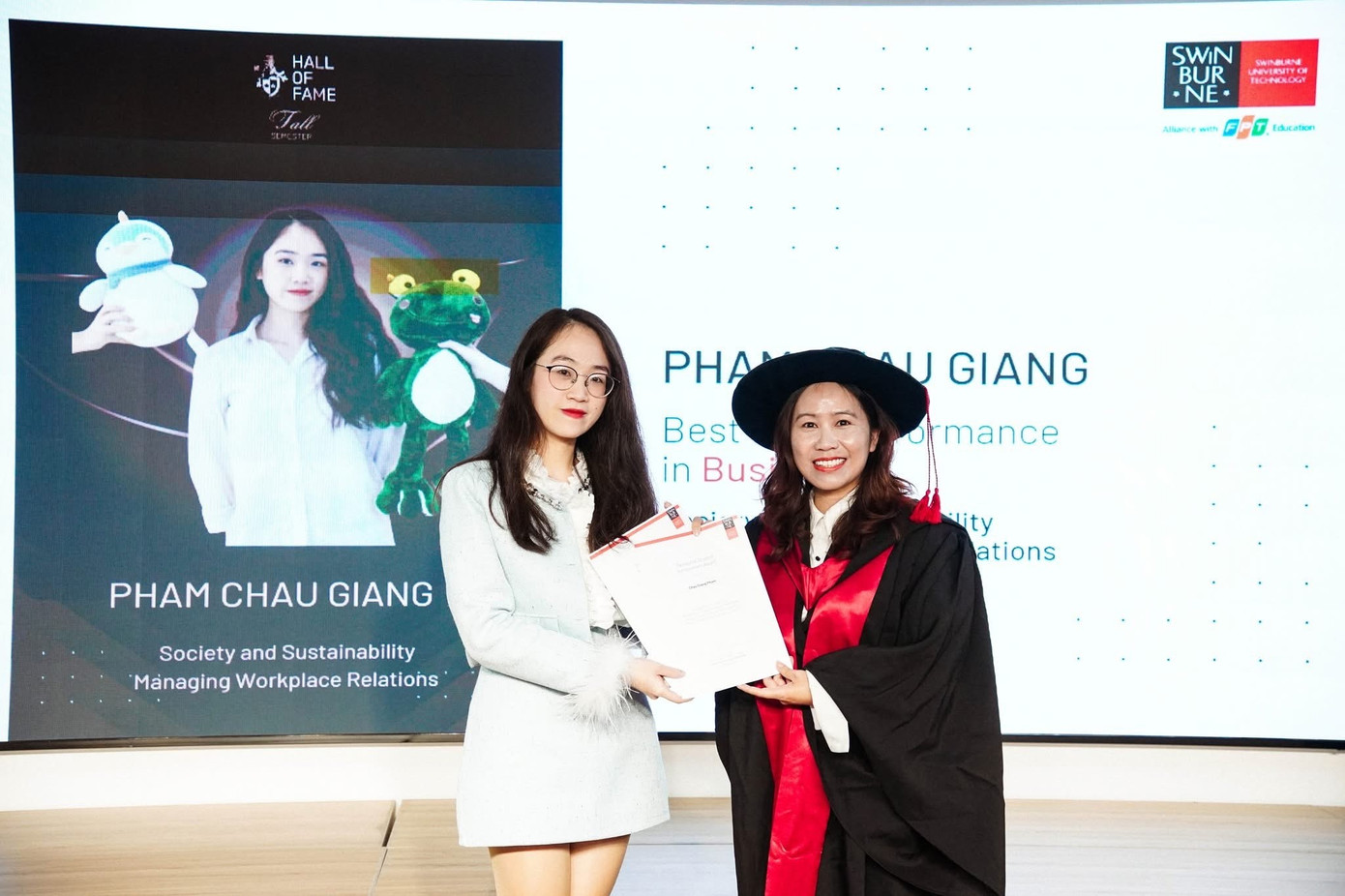 Trong 3 năm học tại Swinburne Vietnam, Châu Giang đã lập kỷ lục đáng ngưỡng mộ khi nhận 13 giải Sinh viên xuất sắc nhất học kỳ.