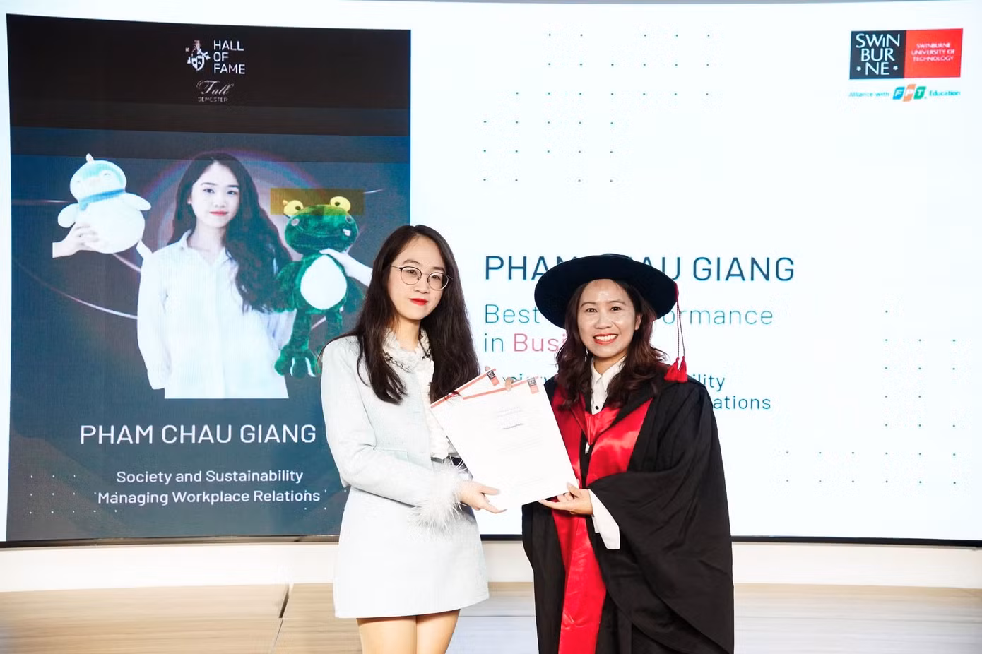 Trong 3 năm học tại Swinburne Vietnam, Châu Giang đã lập kỷ lục đáng ngưỡng mộ khi nhận 13 giải Sinh viên xuất sắc nhất học kỳ.